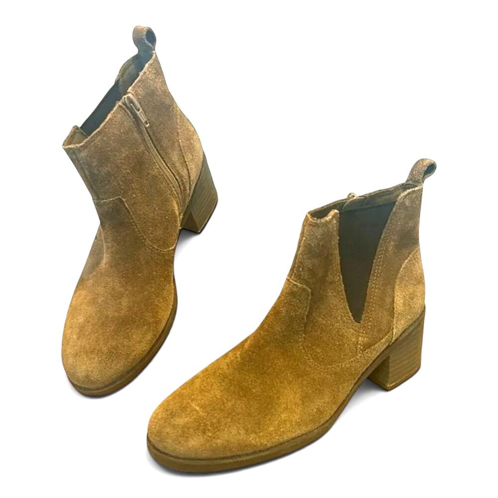 Clarks Suede Chelsea Boots Size 6.5 Brown Pull On Ankle Boot